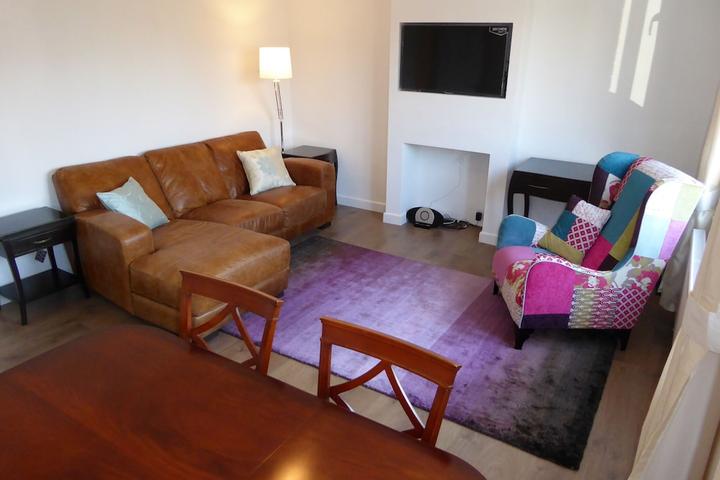 Pet Friendly Sunny 1-Bedroom Apartment on the High Street