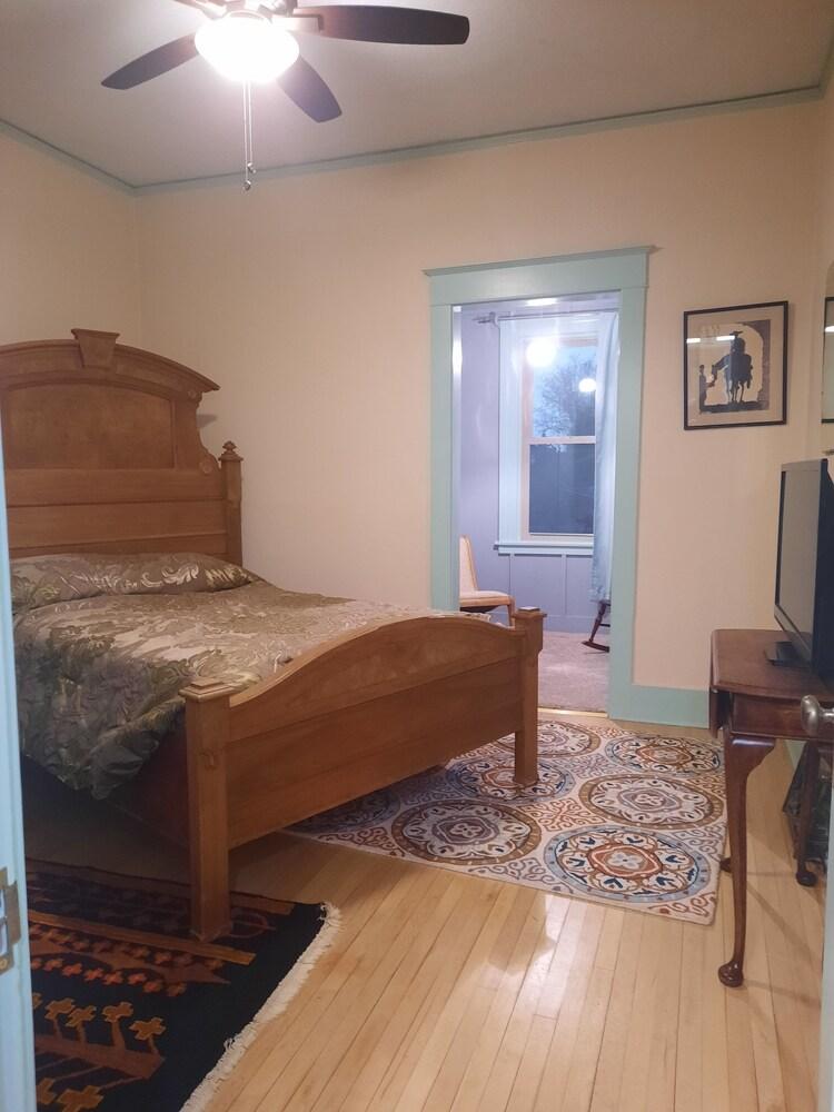 Pet Friendly Freshly Remodeled Vintage 2 Bedroom