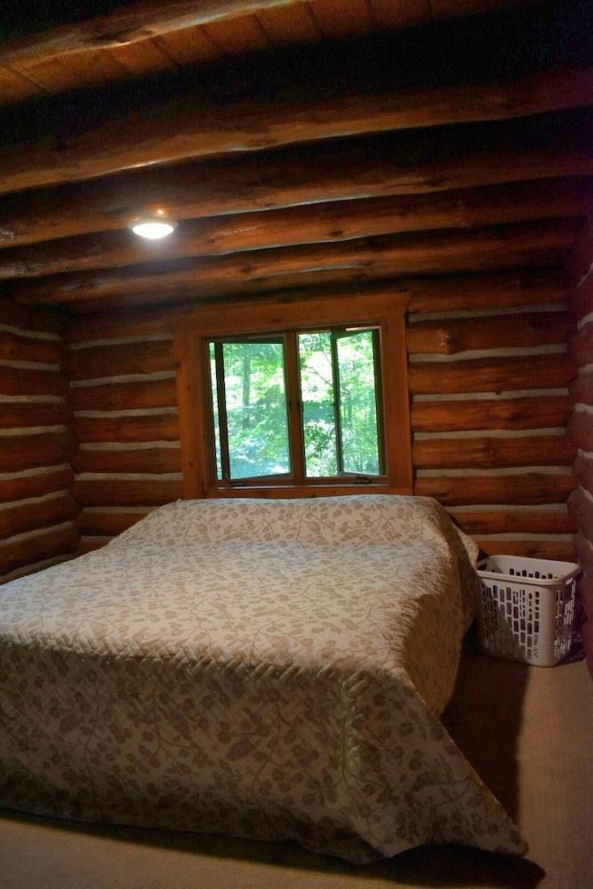 Pet Friendly Rare Relaxation in Your 3-Bedroom Ranch Cabin