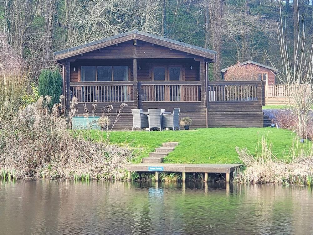 Pet Friendly Immaculate 2-Bed Lodge Next to Lake