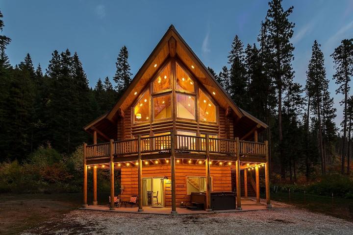 Pet Friendly Bearfoot Chalet 3 Bedroom Home by NW Comfy Cabins