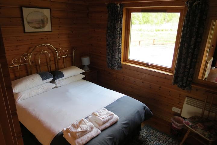 Pet Friendly Cosy Log Cabin with 2 Bedrooms