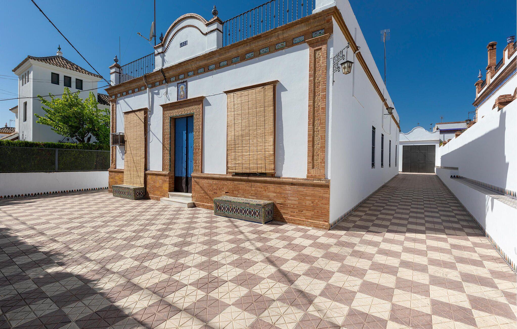 Pet Friendly Beautiful Home in Gines with Pool & 4BR