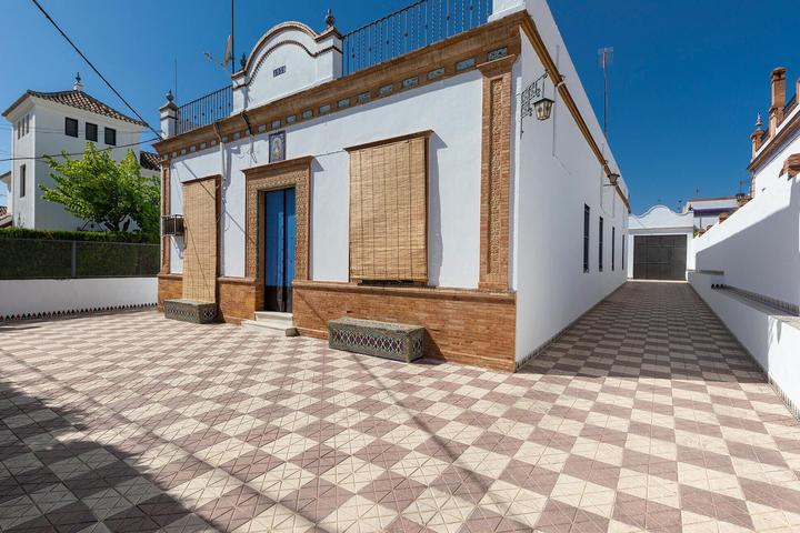 Pet Friendly Beautiful Home in Gines with Pool & 4BR