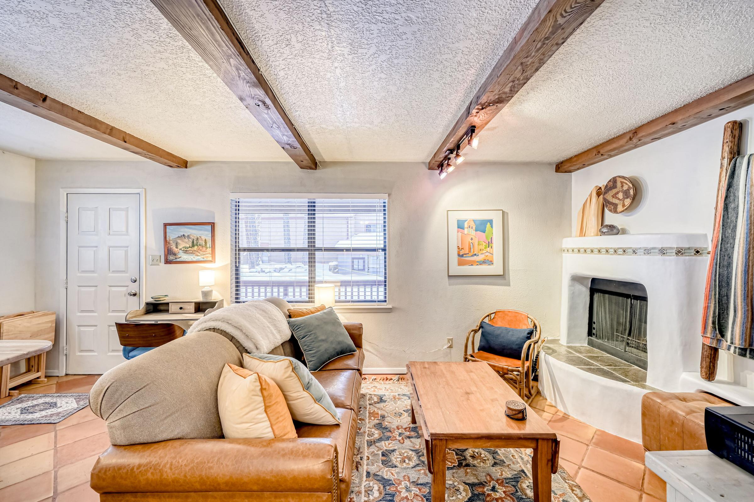 Pet Friendly Cheerful Condo Near Slopes with Fireplace