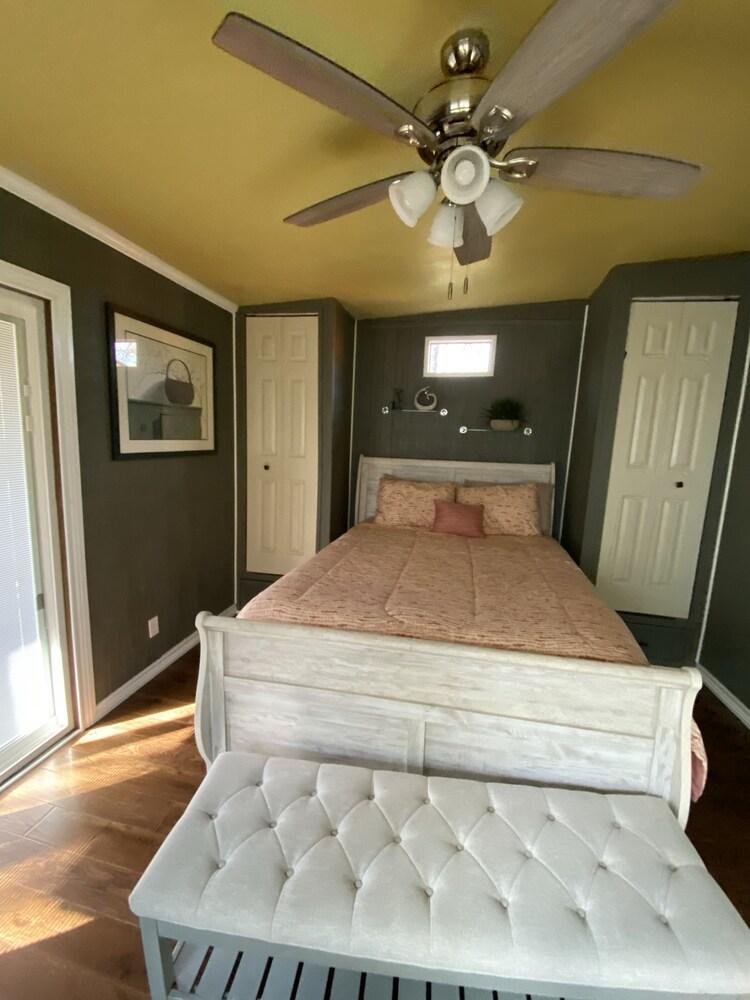 Pet Friendly 2BR Cottage 20 Min from Downtown Austin