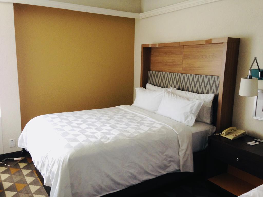 Holiday Inn And Suites Pittsfield Berkshires Pet Policy