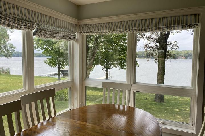 Pet Friendly Lakeside Cottage on the Water