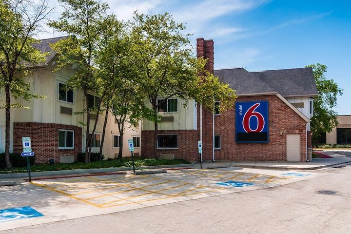 Pet Friendly Motel 6 Arlington Heights IL - Chicago North Central