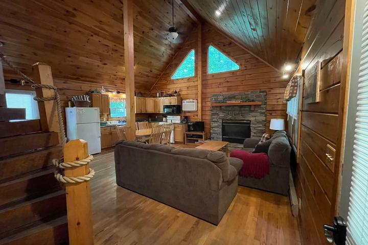 Pet Friendly Pine Ridge Cabin - Secluded Cabin with Hot Tub