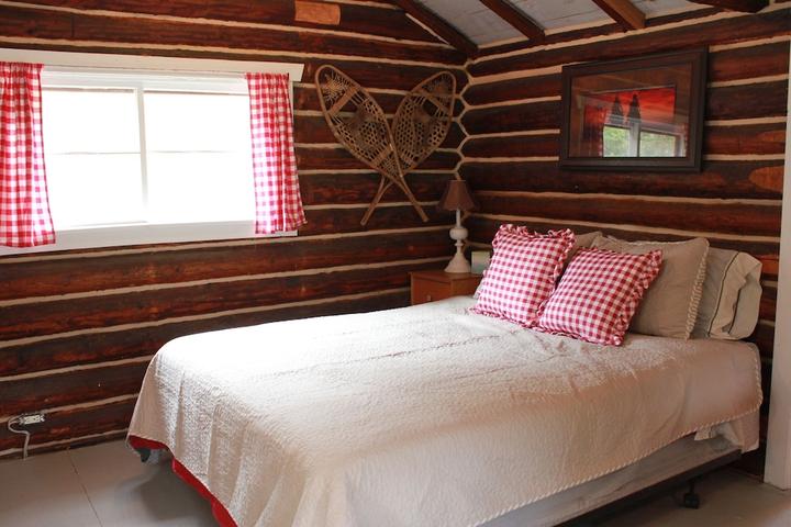 Pet Friendly Historic Cowboy Log Cabin on Working Ranch