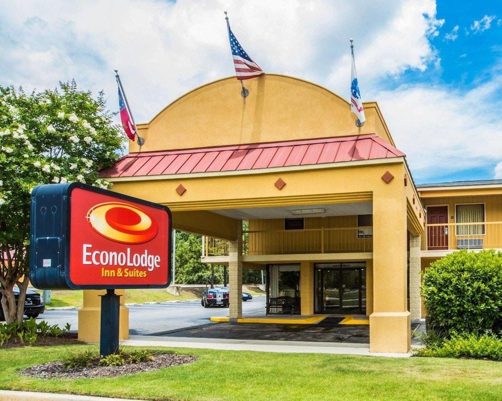 Pet Friendly Econo Lodge Inn & Suites at Fort Moore