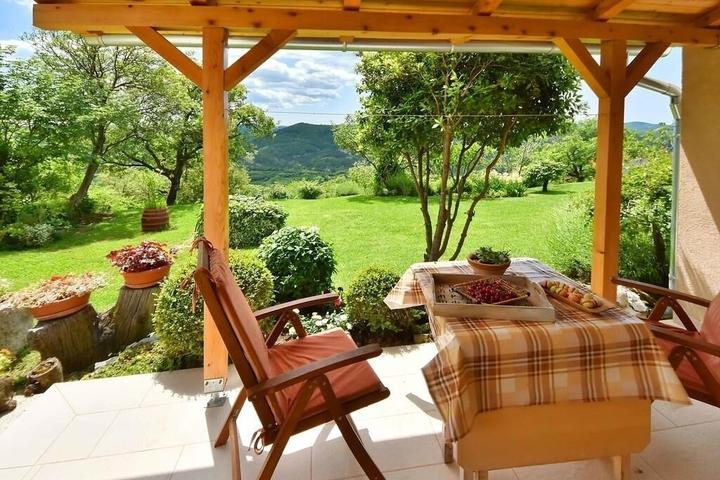 Pet Friendly Studio Apartment in Roč with Terrace