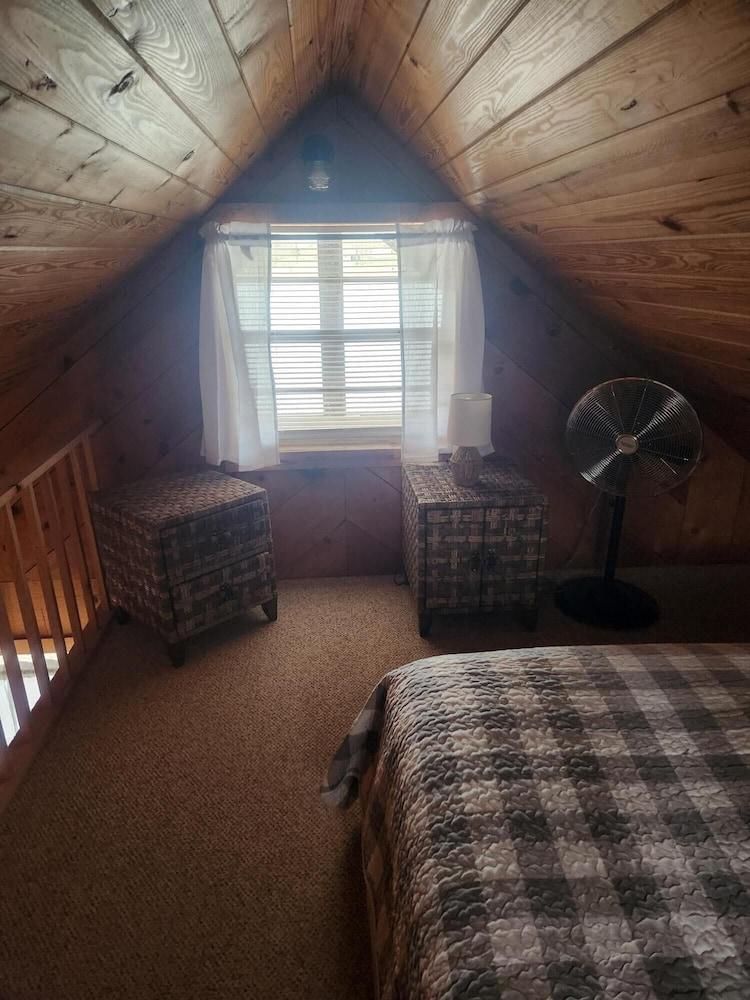 Pet Friendly Cabin on Bank of Big Creek Lake in Grundy County