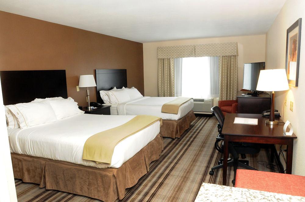 Holiday Inn Express Hotel & Suites Cambridge Pet Policy