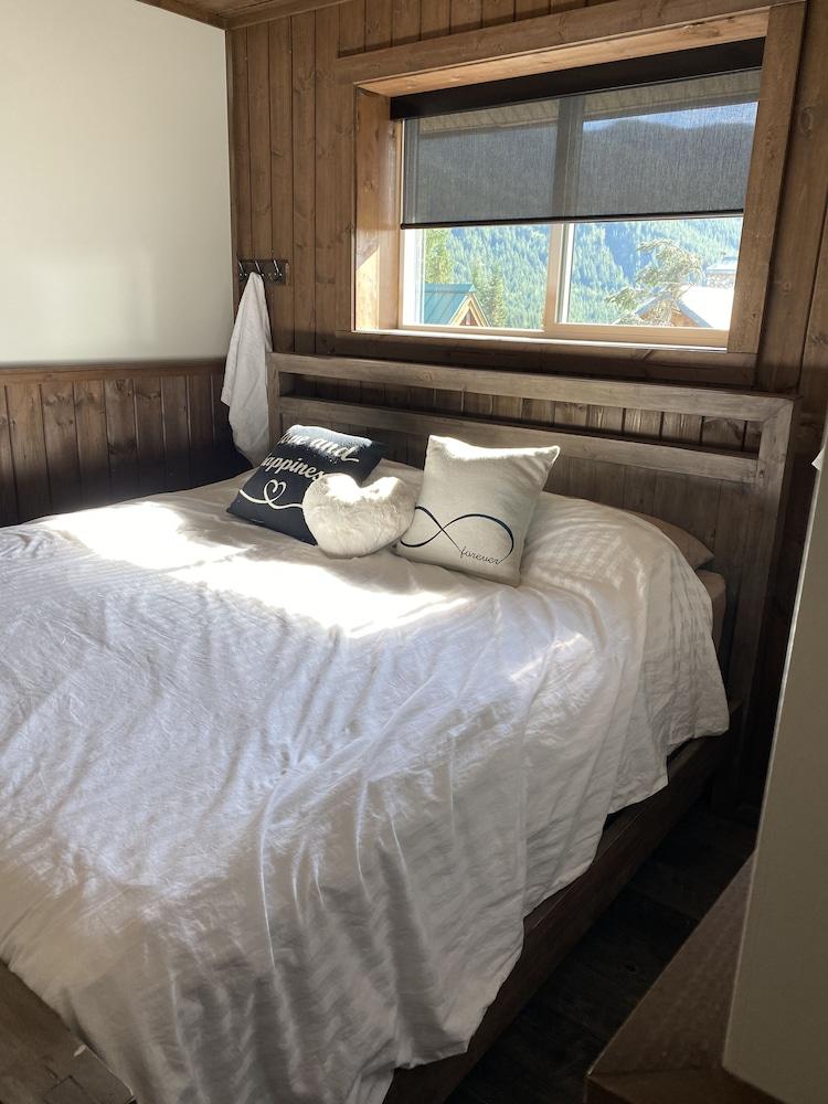 Pet Friendly 6/4 Sasquatch Mtn Cabin with Hot Tub & Steam Room