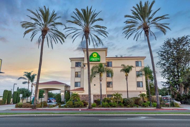 Pet Friendly La Quinta Inn & Suites by Wyndham NE Long Beach/Cypress
