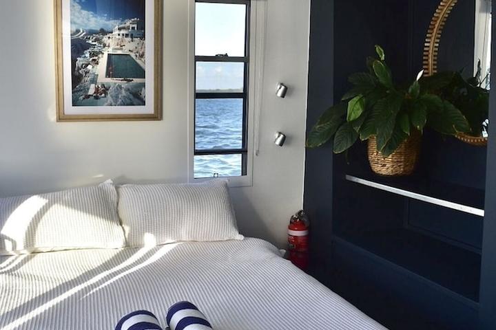 Pet Friendly Drift Flotel - Luxury Houseboat Experience
