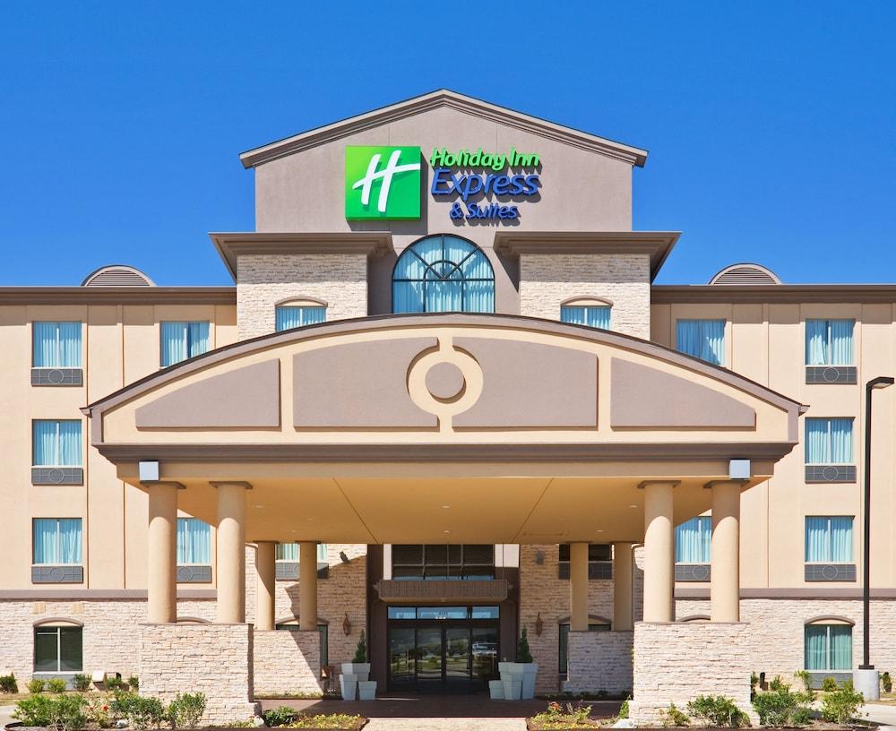 Pet Friendly Holiday Inn Express & Suites Dallas Fair Park an IHG Hotel