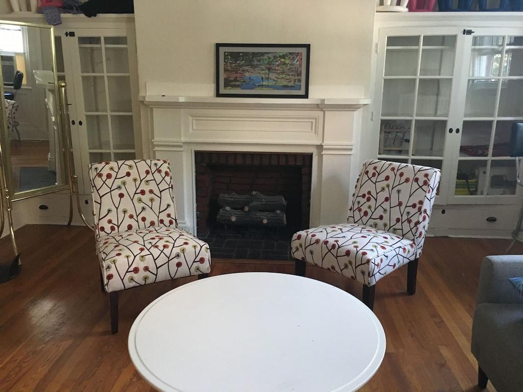 Pet Friendly Charming Apartment in Historic Downtown Frederick