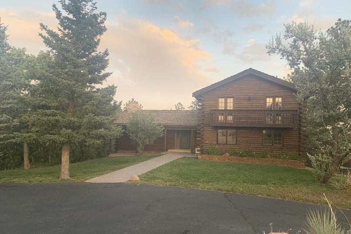 Pet Friendly Beautiful Log Home in Gated Community