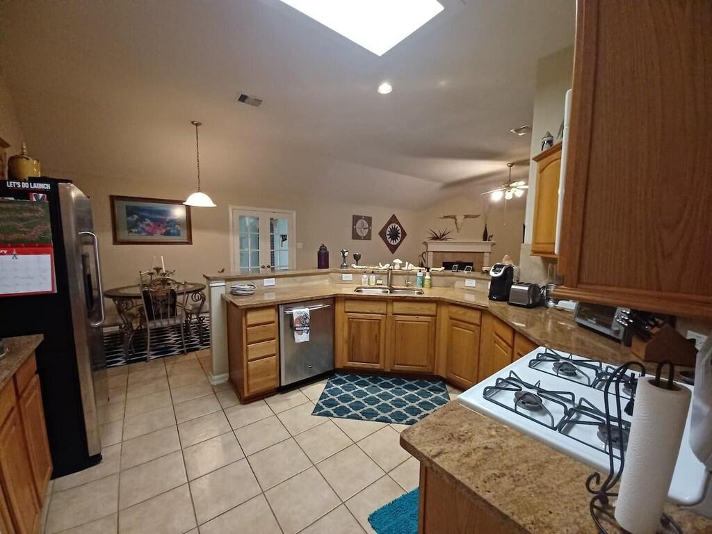 Suburban Houseshare in the Heart of Katy Pet Policy