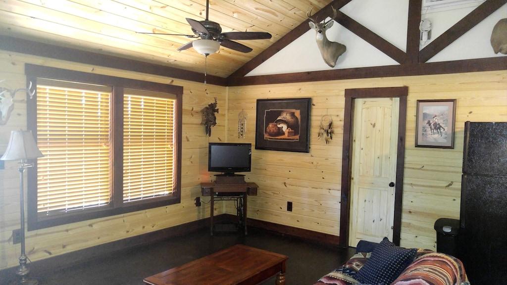 Pet Friendly Cross Timbers Country Cabin