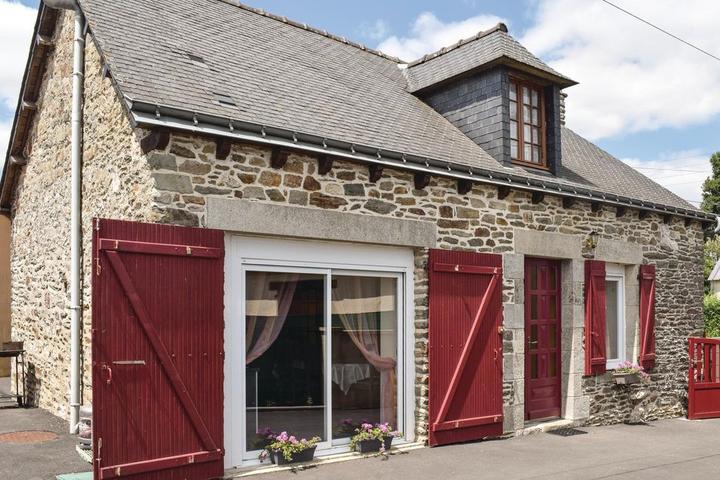 Pet Friendly Stunning Home in le Cambout with WiFi & 2 Bedrooms