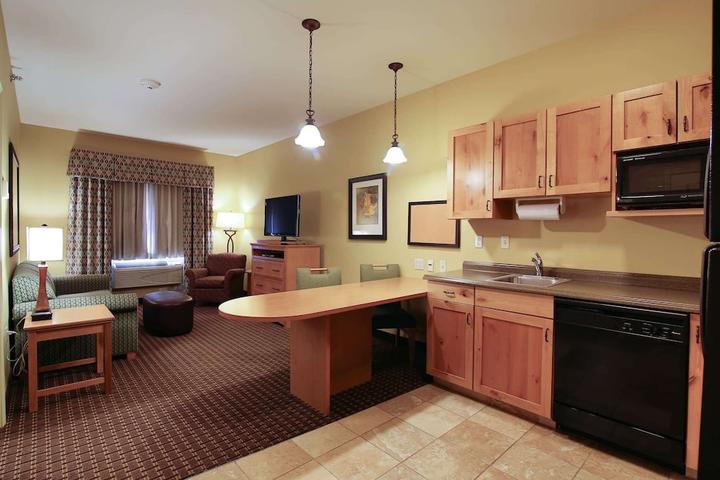 Pet Friendly Hawthorn Suites by Wyndham Minot