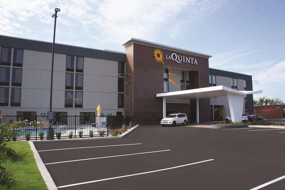 Pet Friendly La Quinta Inn & Suites by Wyndham Columbus MS
