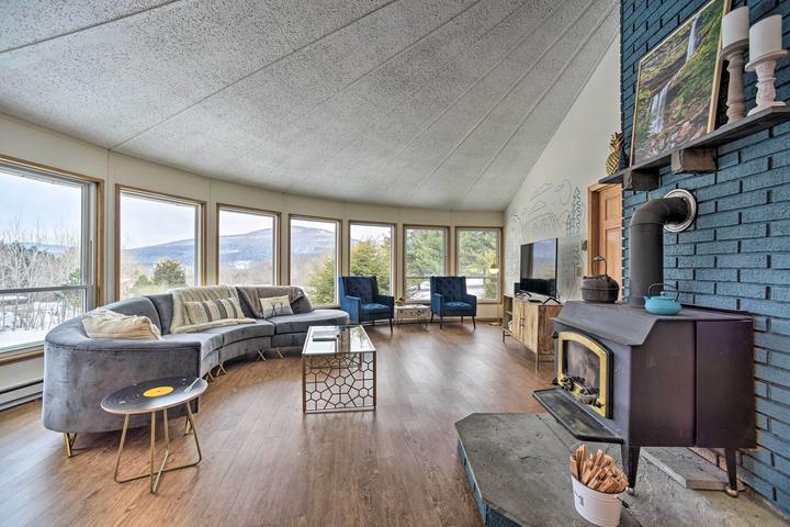 Pet Friendly Stylish Mountain Escape With Hot Tub