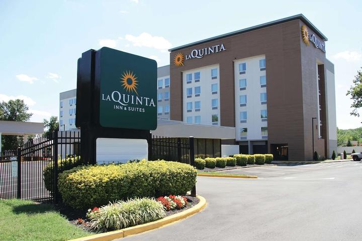 Pet Friendly La Quinta Inn & Suites by Wyndham DC Metro Capital Beltway