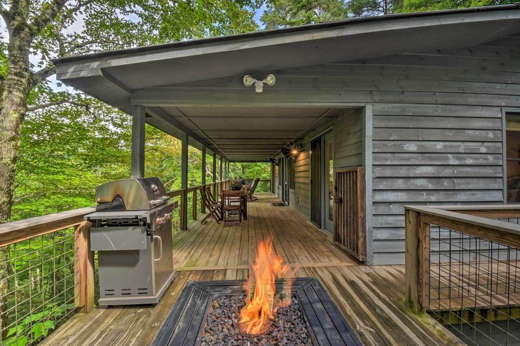 Cozy Clayton Cabin with Deck & Mountain Views Pet Policy