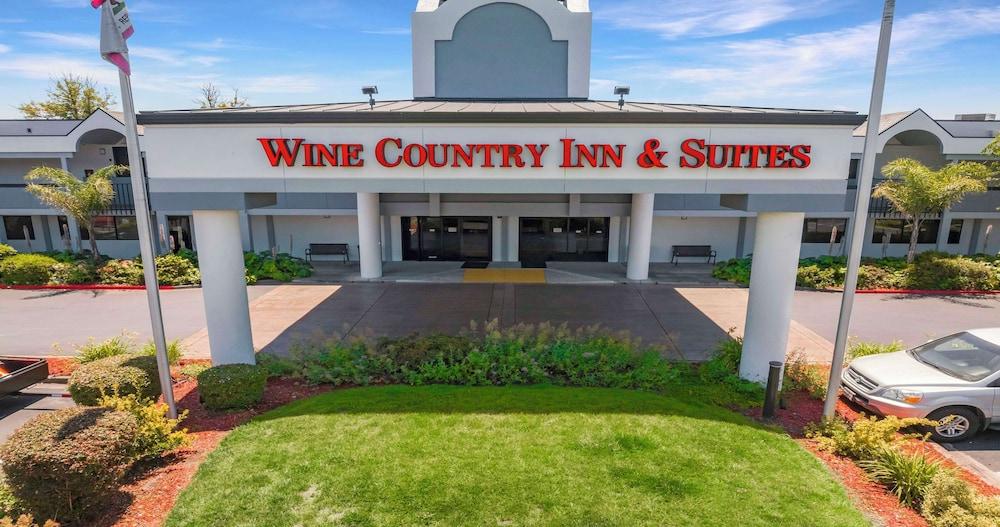 Pet Friendly Best Western Plus Wine Country Inn & Suites
