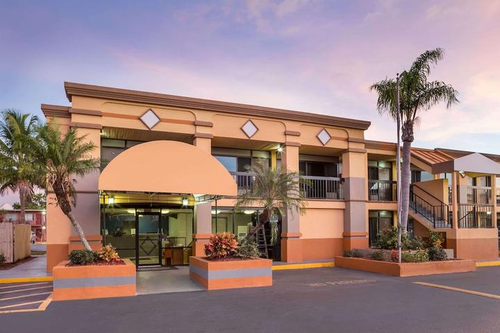 Pet Friendly Travelodge by Wyndham Fort Myers North