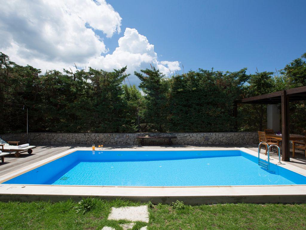Pet Friendly 2/2 Villa with Swimming Pool