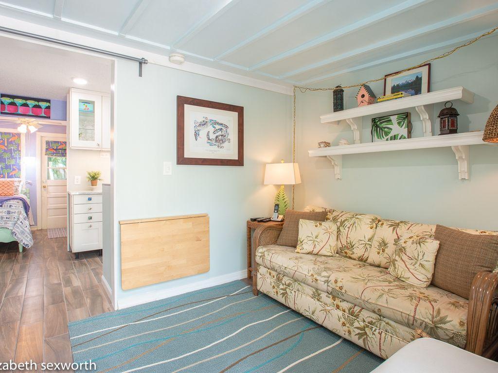 Waterfront 1/1 House in Gulfport Pet Policy