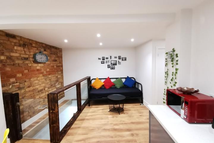 Pet Friendly 5 Sleeps with Kids Play Area & Travel Cot