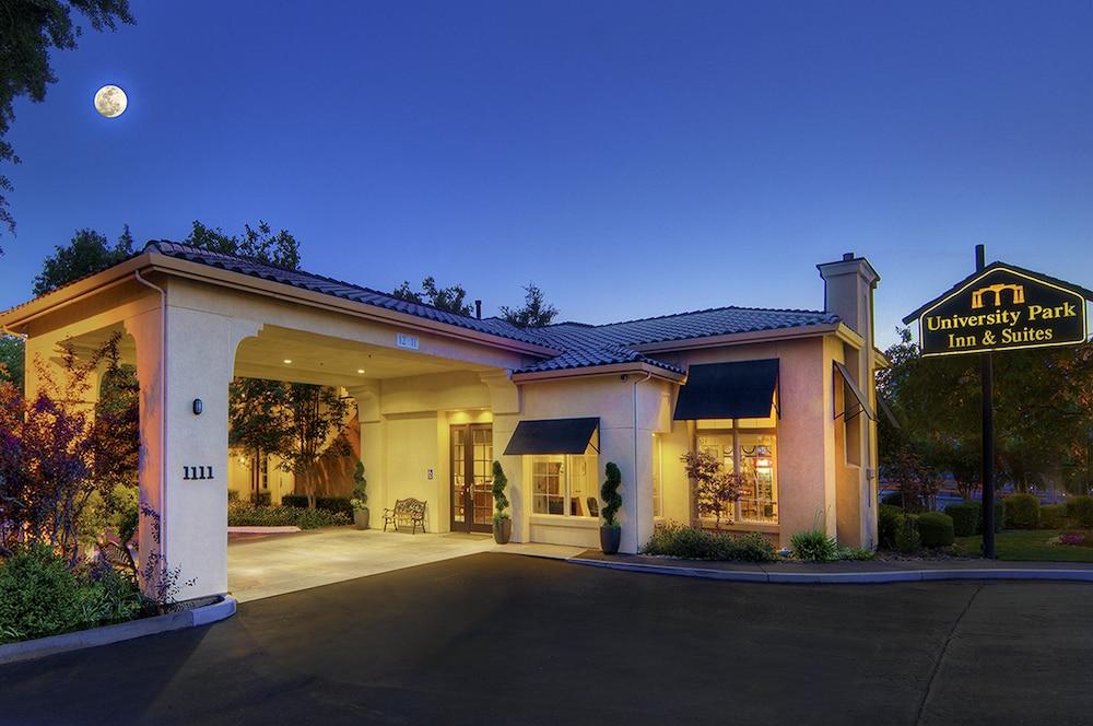 Pet Friendly University Park Inn & Suites