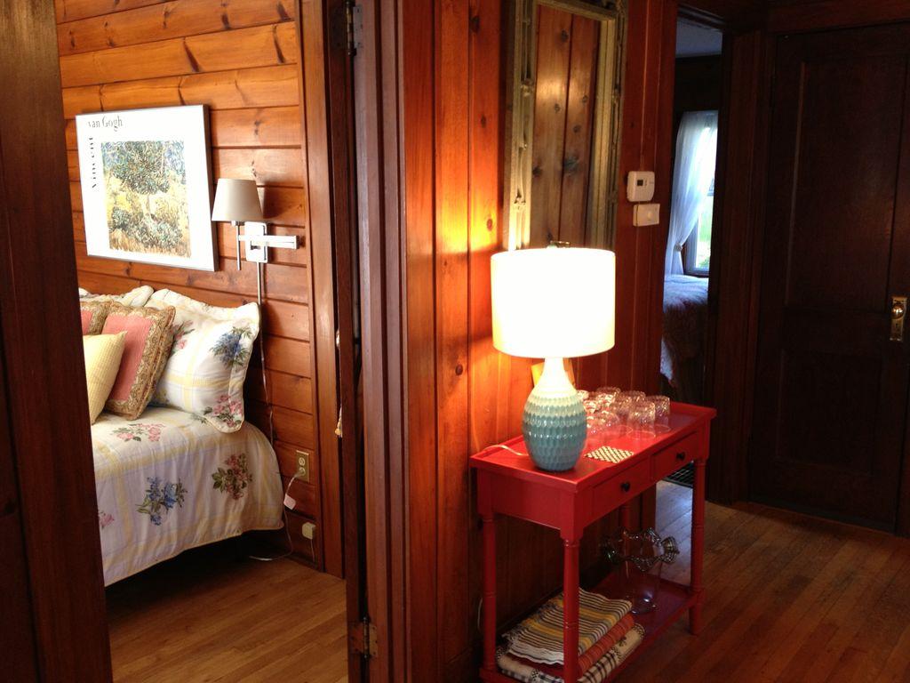 Pet Friendly Vintage 2-Bedroom Cottage