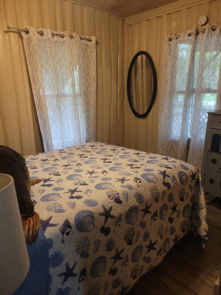 Pet Friendly Fisherman's Cabin by the River