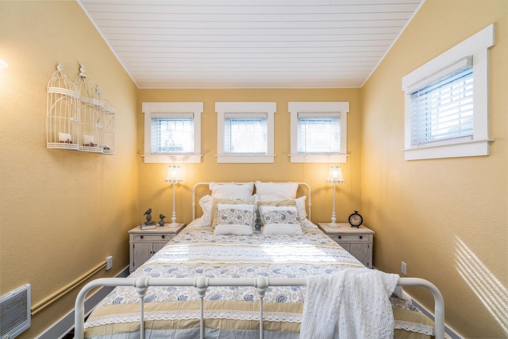 Downtown Ukiah Cottage in Mendocino Wine Country Pet Policy