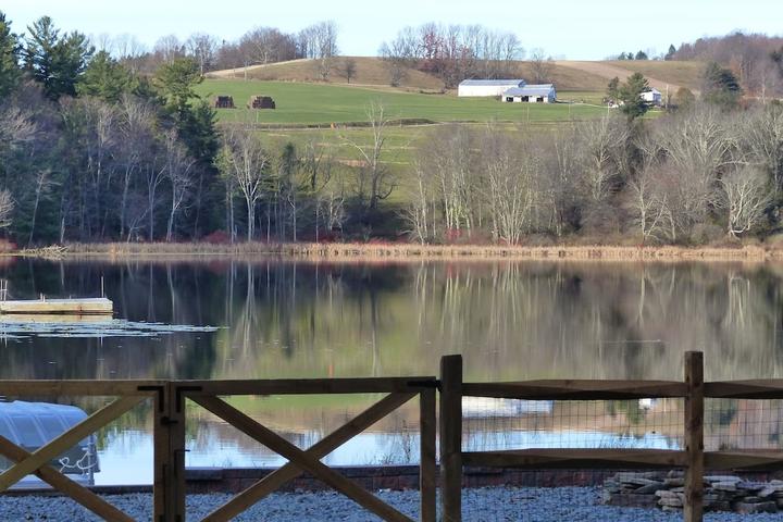 Pet Friendly Lakefront Cottage