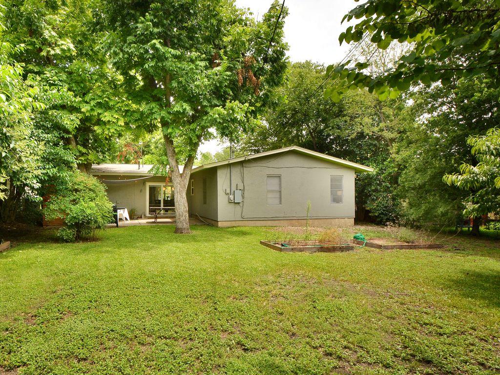 3 Bedroom Home With Fenced Yard Pet Policy