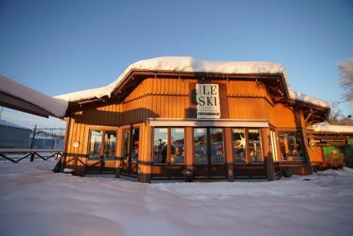 Pet Friendly Le Ski Lodge & Steakhouse