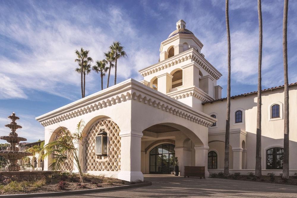 Zachari Dunes on Mandalay Beach Curio Collection by Hilton Pet Policy