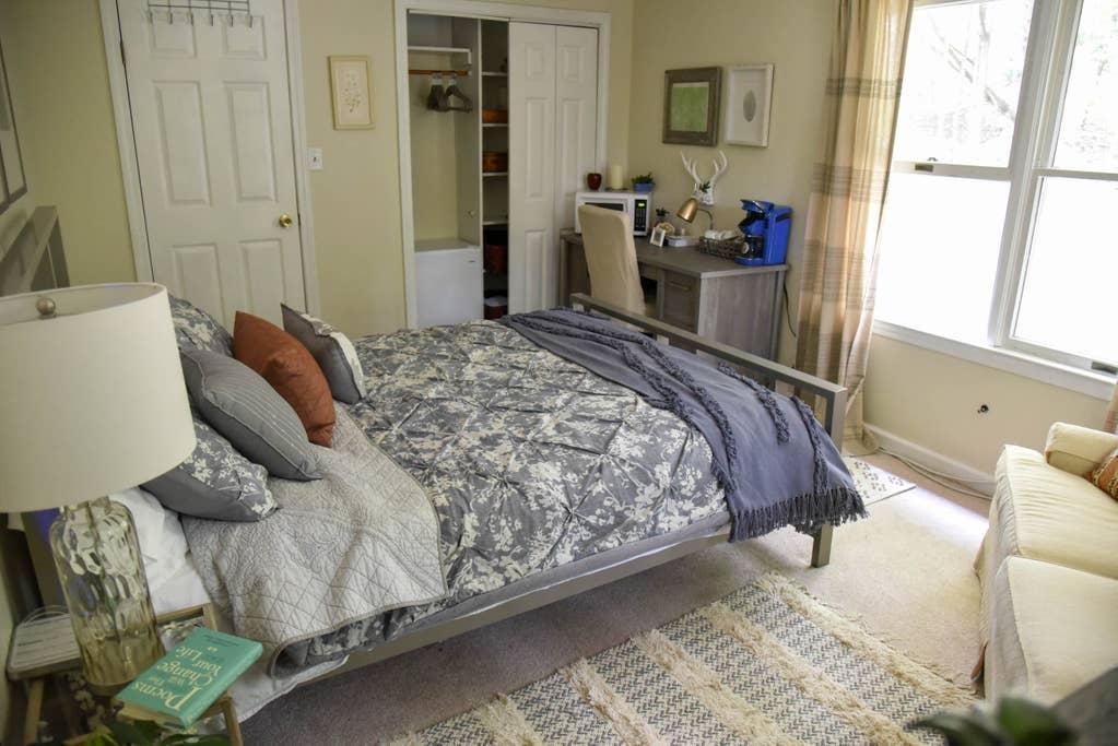 Pet Friendly Tariffville Airbnb Rentals