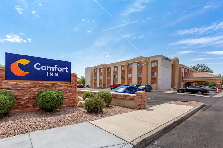 Pet Friendly Comfort Inn & Suites North Glendale and Peoria