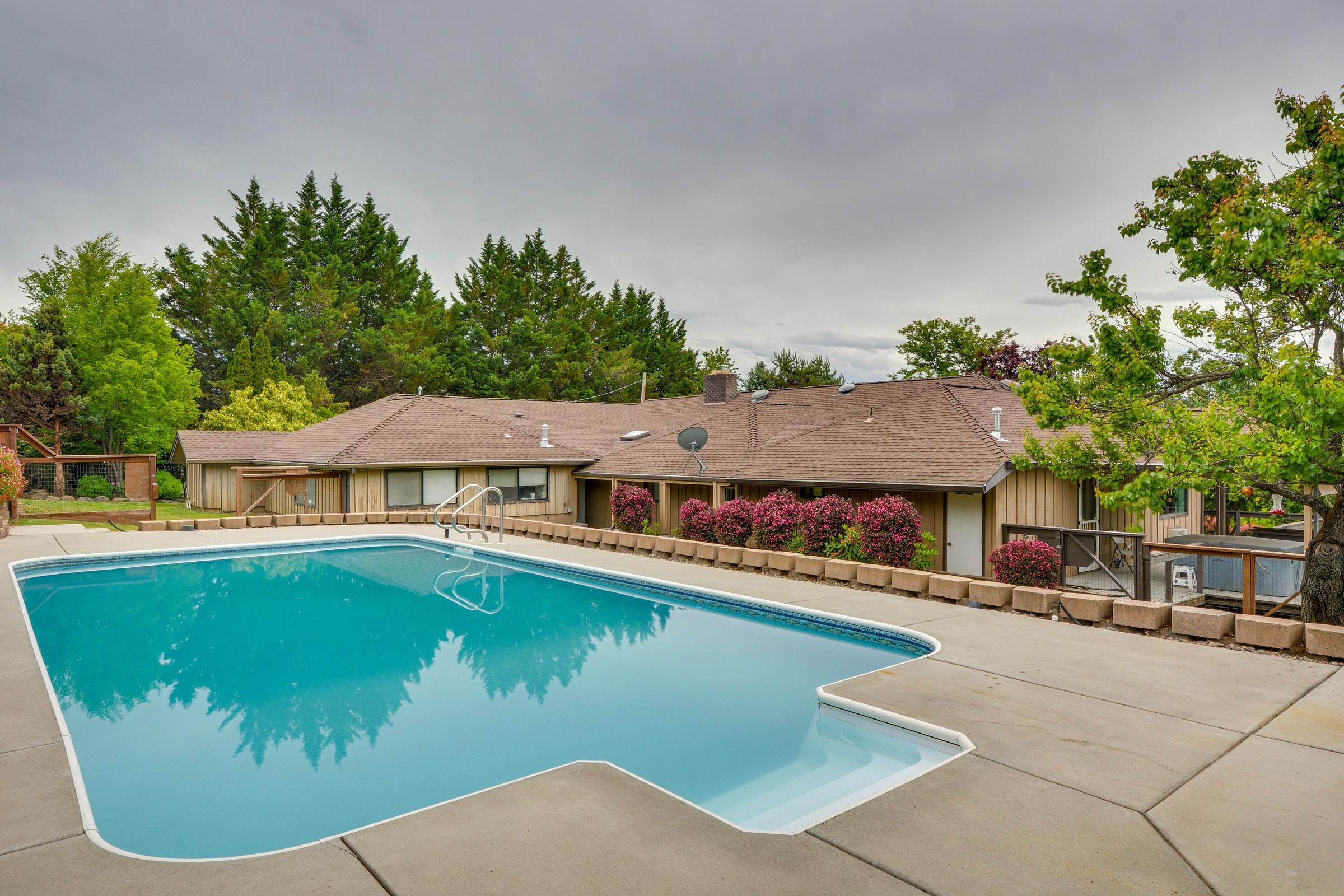 Stunning Medford Escape with Panoramic Views Pet Policy