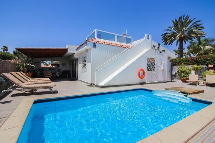 Pet Friendly Villa Close to Beach with Private Heated Pool